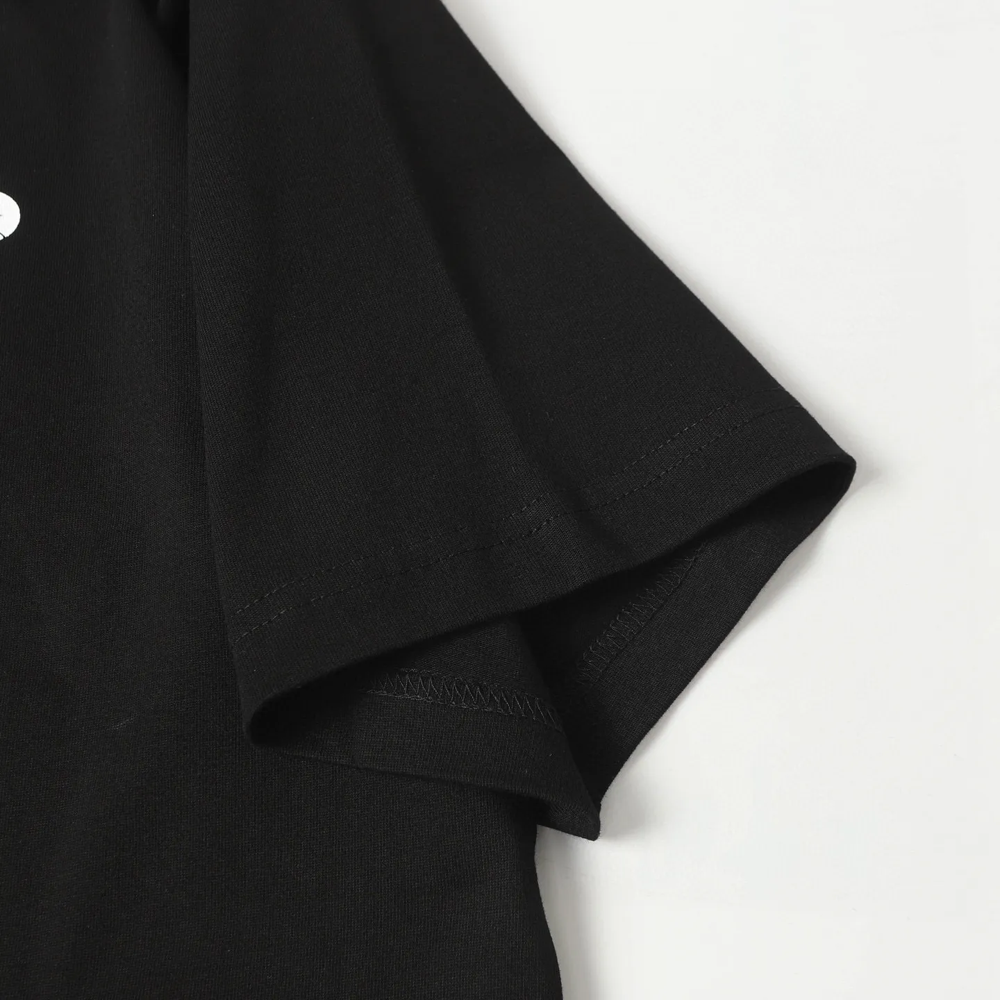 🅿️170 CHROME HEARTS/Chrome Heart CH Sanskrit printed short-sleeved T-shirt The fabric is made of 280g heavy combed cotton, customized with 32 count 1*1 threads, and washed twice for ready-to-wear. The fabric is comfortable and skin-friendly without any strange feeling. Custom-dyed fabric, with high textile density, good drape, and not easy to deform. The thick texture and tight spinning process will not affect the breathability of the fabric. The color saturation is very high. Imported digital direct-injection printing technology. A versatile and good-looking short-sleeve. The loose version covers the flesh and makes you look slimmer. It is the same style for men and women. It has three complete standards. Color: Black-White Size: XS-L